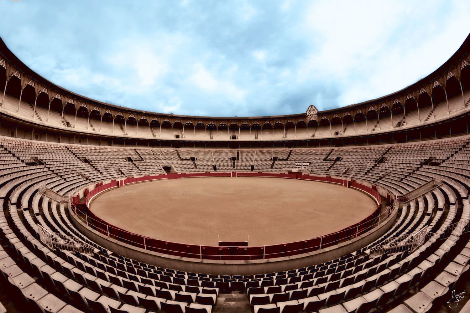 Ancient Roman amphitheater showcasing historical architecture and cultural significance.